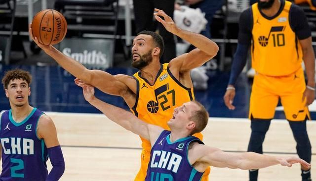 九游体育平台-爵士外线火力全开，三分球命中率超过%