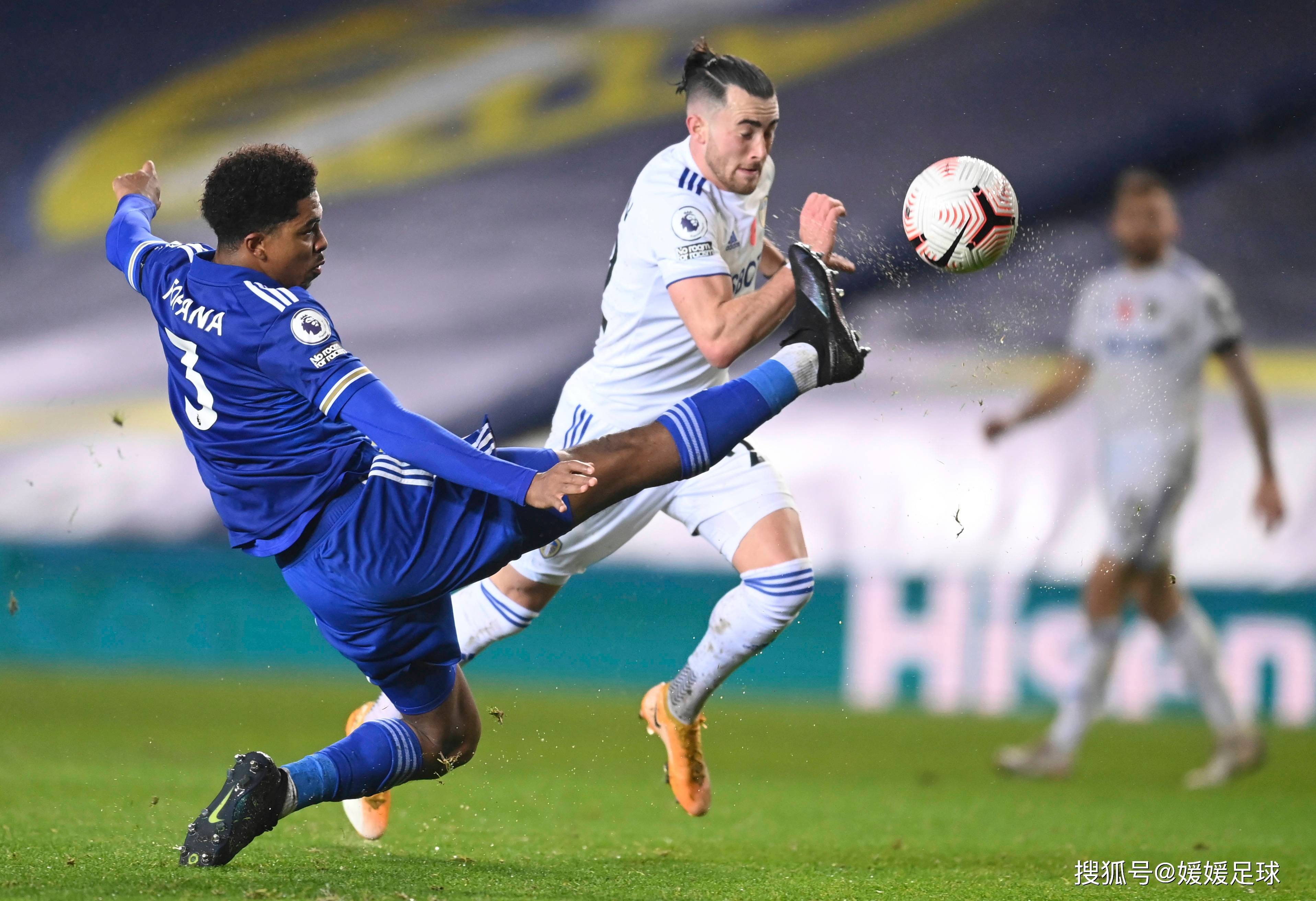 九游APP-竞技场上的竞争：球员拼尽全力