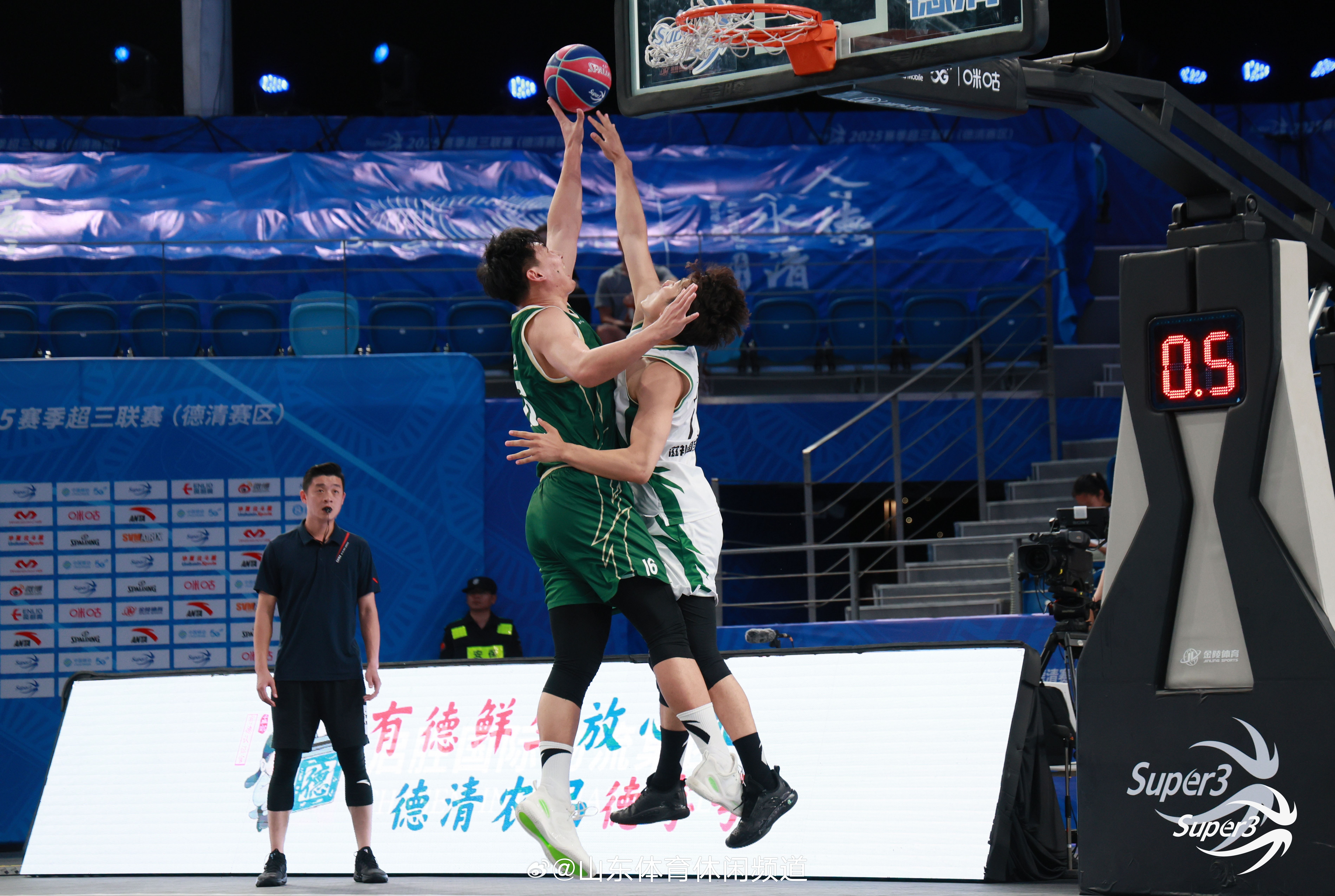 俱乐部联赛精彩对抗，胜者晋级下赛