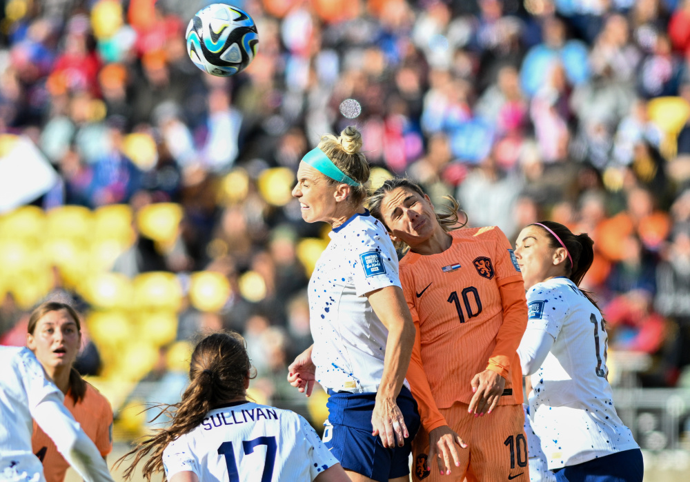 荷兰女足队击退挑战