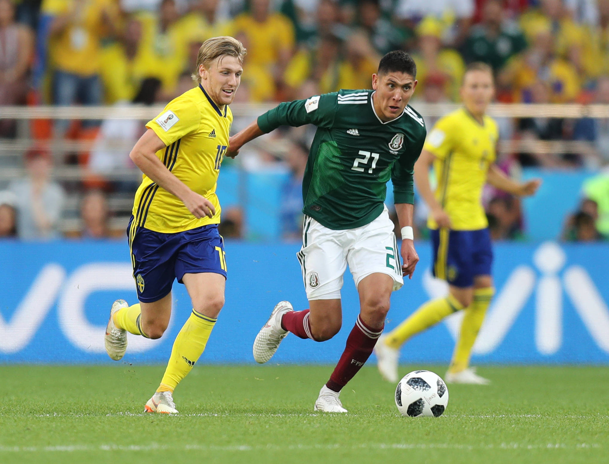 包含加拿大队惊险战平墨西哥，欧洲杯预选赛意外纷呈的词条