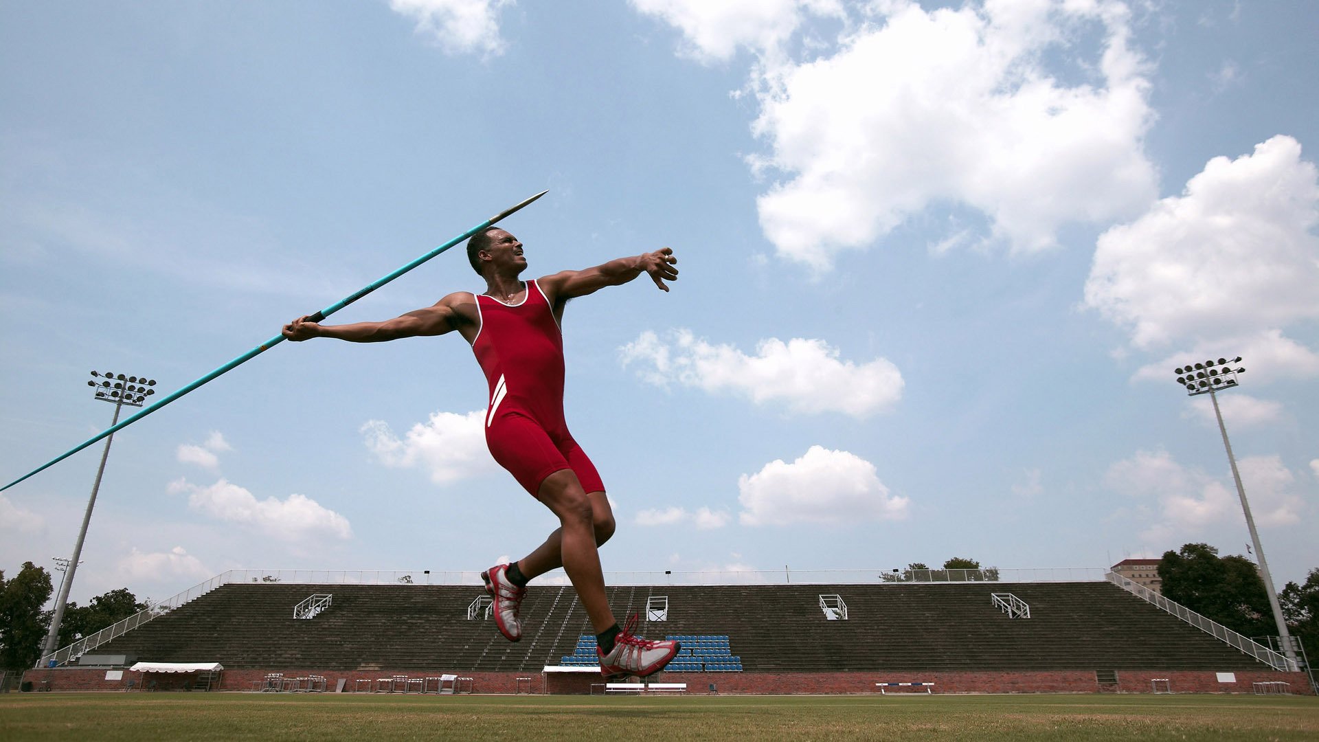 佛罗伦萨的引擎轰鸣，当艺术之城在F1街道赛上强压亚特兰大